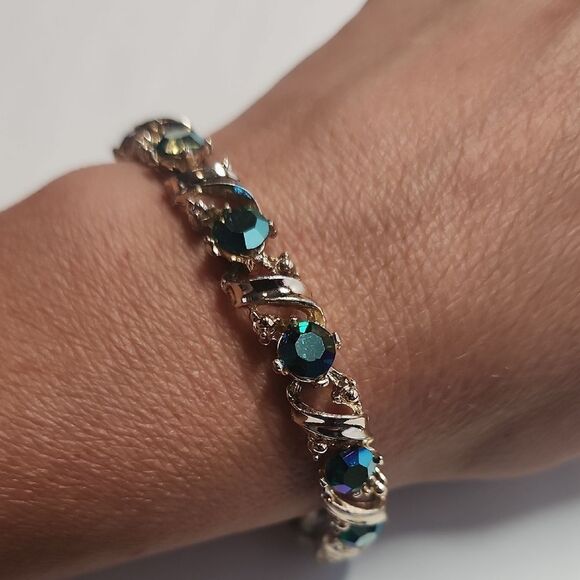 Vintage Soft Gold Tone Bracelet - Picture 3 of 11